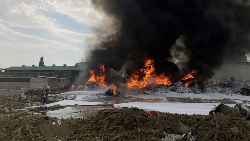 Gaziantep’te Geri Dönüşüm Tesisinde Patlayan Yangın, Çevreyi Tehdit Etti!