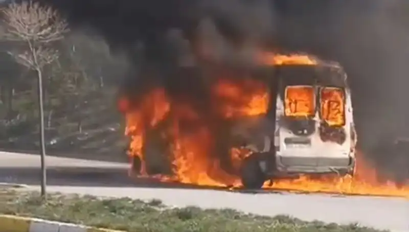 Havalimanı Servis Araçları Yanında Korkutan Yangın Olayı