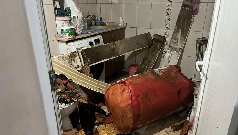 Ege Bölgesi'nde Dev Fırtına: Ağaçlar Devrildi, Caddeler Beyaza Büründü