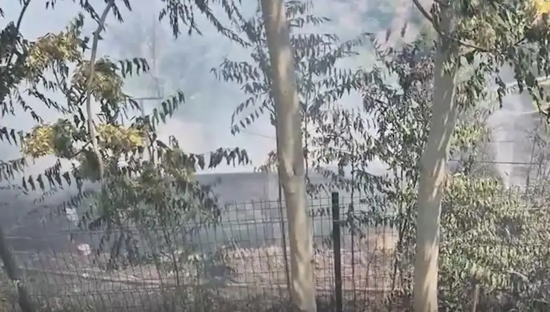 Sultangazi'de Korkutan Yangın: Otluk Alanda Patlayan Alevler Gecekonduları Tehdit Etti