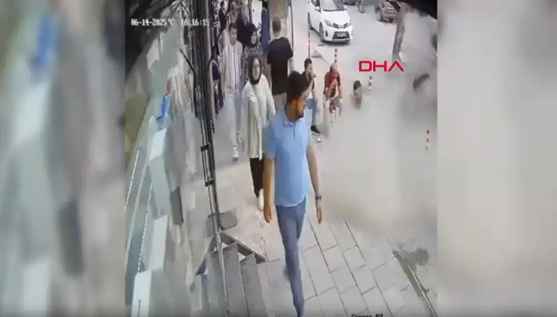 TIR Pastiği Patladı, Caddeyi Alevlere Teslim Etti: O Anlar Kayıt Altında