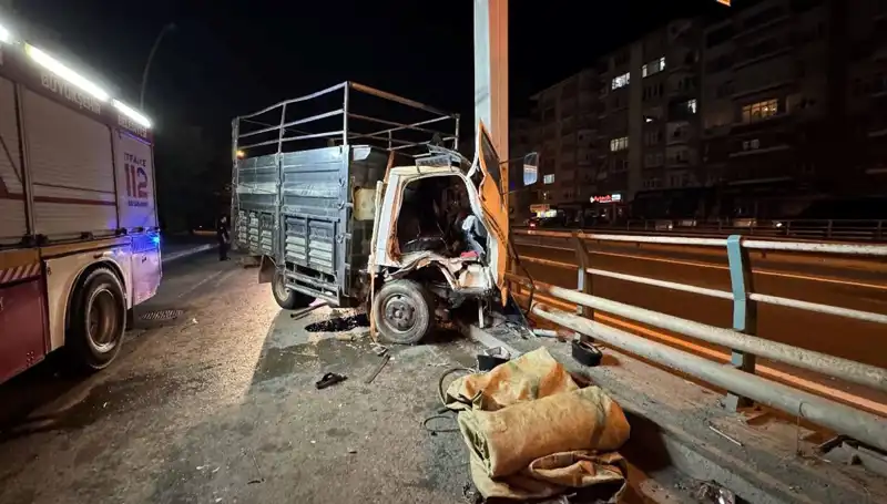 Kamyonet Yön Tabelasına Çarptı: Sürücü Yaralandı, Olayda Neler Oldu?