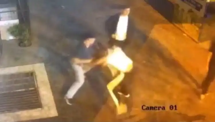 İstanbul Sokaklarında Yaşanan Tekmeli Yumruklu Kavga Sosyal Medyayı Kızıştırdı