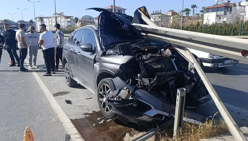 Bariyerlere Çarpan Araçta Kaza Anı Yürekleri Ağza Getirdi