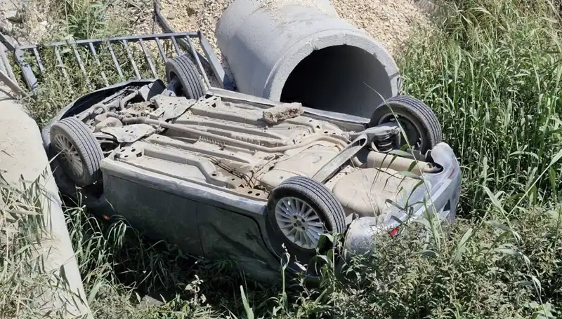 Pikapla Chopper Çarpıştı, Su Kanalında Dehşet Anları: 2 Yaralı