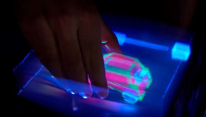 Dünyanın İlk Etkileşimli 3D Hologramı Tanıtıldı: Geleceğin Teknolojisi Burada!