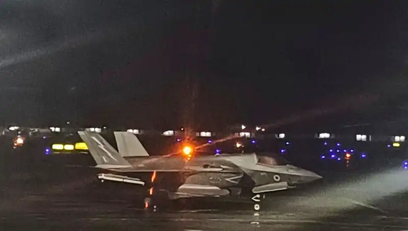 Hindistan'da Mahsur Kalan İngiliz Savaş Uçağı Nihayet Havalandı!