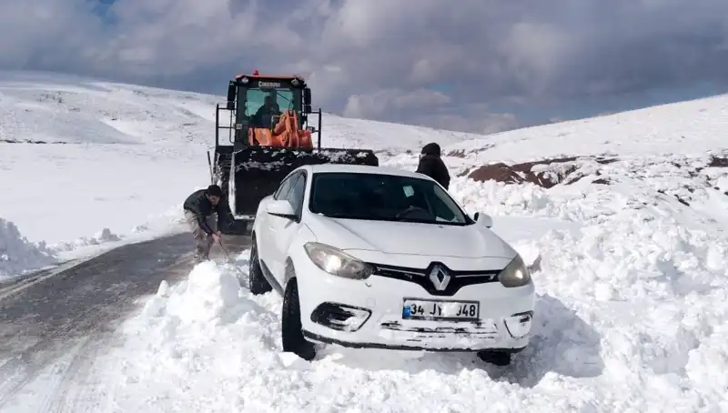 Muş’ta Kar Fırtınası: Mahsur Kalan 60 Kişi Büyük Çaba ile Kurtarıldı