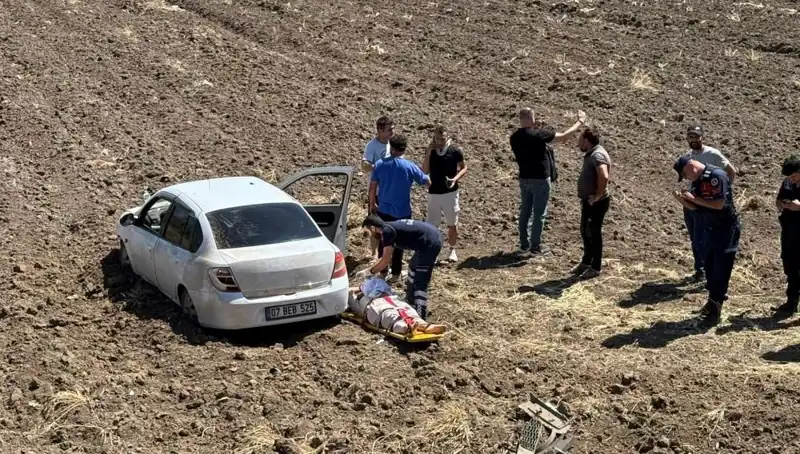 Osmaniye'de Otomobil Tarlaya Aşırı Hızla Uçtu: Üç Kişi Yaralı