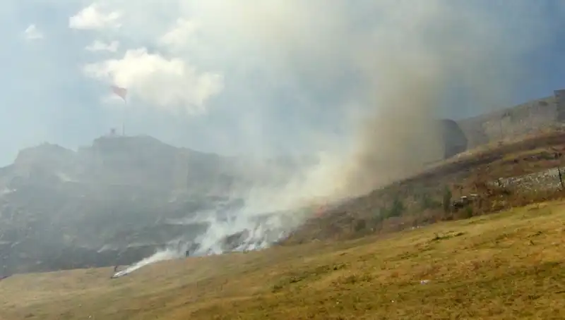 Kars Kalesi Eteklerinde Korkutan Anız Yangını: Doğa ve Tarih Tehlikede!