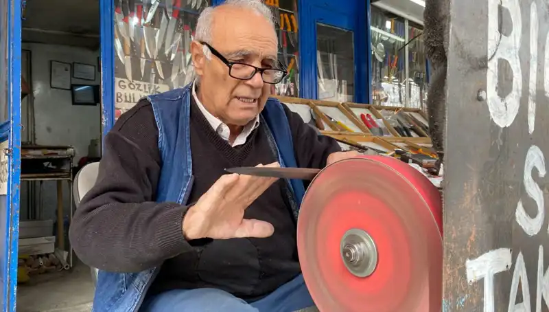 81 Yaşındaki Erhan Amca: Mesleğini Keyif İçin Sürdürüyor!