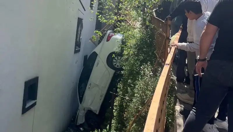 Kağıthane'de Korku Dolu Anlar: Metrelerce Sürüklenen Araç Kaza Yaptı