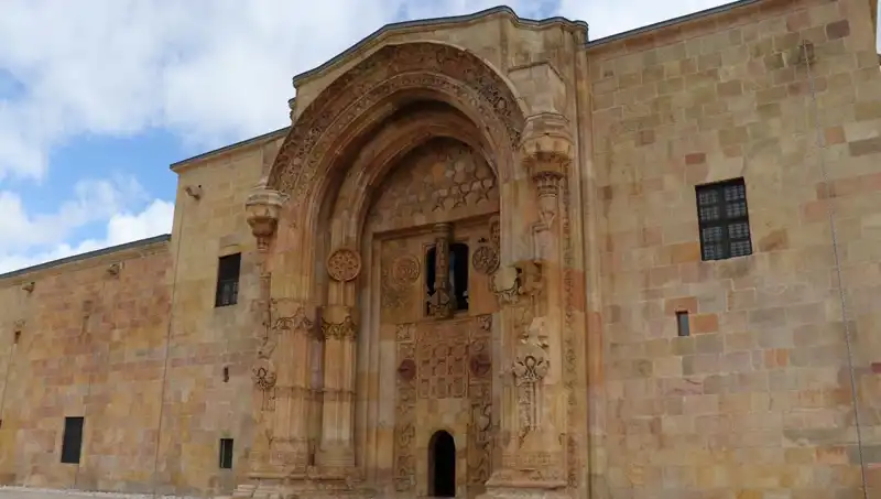Divriği Ulu Camii ve Darüşşifası’na Ziyaretçi Akını: Tarih ve Mimarlık Buluşması