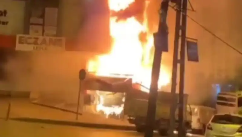 Başakşehir'de İş Merkezinde Yangın: Hızlı Müdahale Hayat Kurtardı