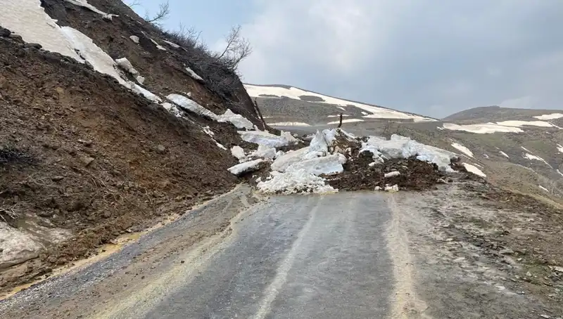 Muş’ta Heyelan Sonrası Kapanan Yol Yeniden Ulaşıma Açıldı!