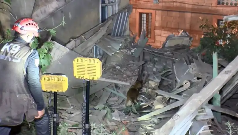 İstanbul'da Deprem Sonrası Dehşet: Hasar Görebilen Bina Çöktü