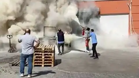 AVM Depo Alanında Yangın: Alışveriş Merkezi Ziyaretçileri Panik İçinde