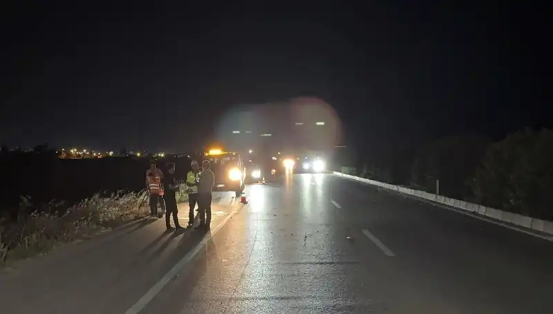 Adana'da Şok Eden Zincirleme Trafik Kazası: Üç Araç Birbirine Girdi!