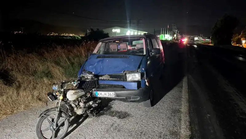 Söke'de Korkunç Kaza: Minibüs Motosiklete Çarptı, 3 Kişi Yaralandı