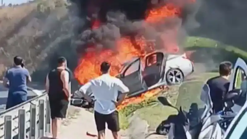 TEM Otoyolu’nda Meydana Gelen Kaza Sonrası Otomobil Alev Alev Yandı