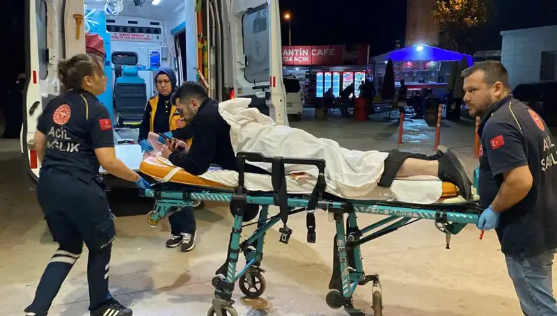Kavga Eden Çifti Uyardı, Bacağından Bıçakla Yaralandı!