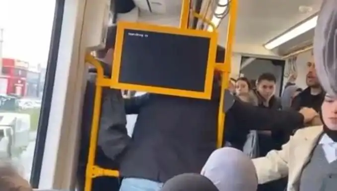 Metrodaki Tekme Tokat Kavga: Güvenlik Kameralarına Yansıyan Olay