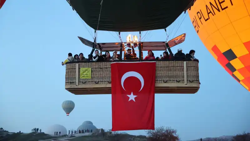 Kapadokya Gökyüzü, 23 Nisan İçin Türk Bayraklarıyla Süslendi
