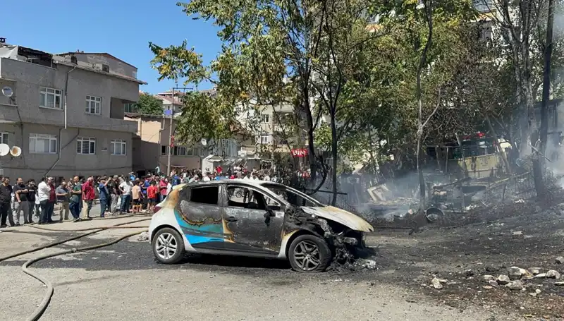 Gecekonduda Çıkan Yangın: Yangın Aracı Alev Alev Yandı!
