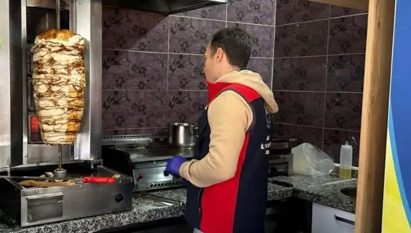 Tavuk Döner Alarmı: İşletmelere Yapılan Baskınlar Neden Artıyor?