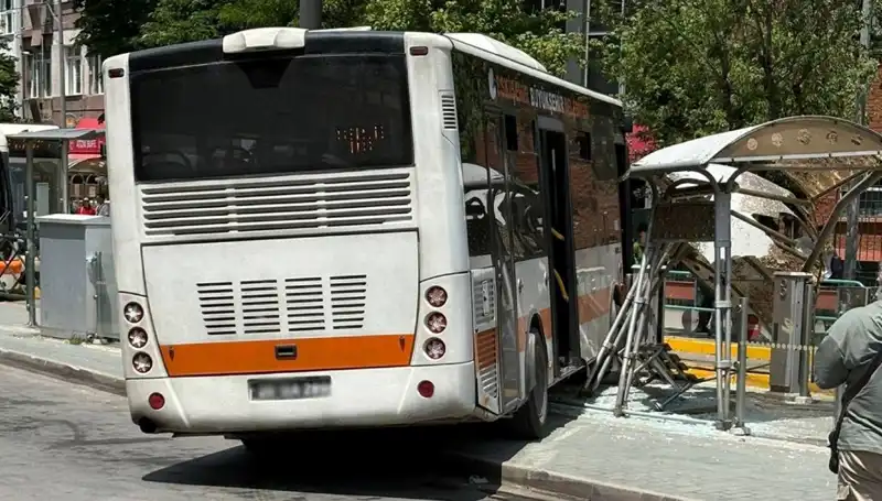 Belediye Otobüsü Tramvay Durağına Çarptı: Olay Anı ve Yaralılar
