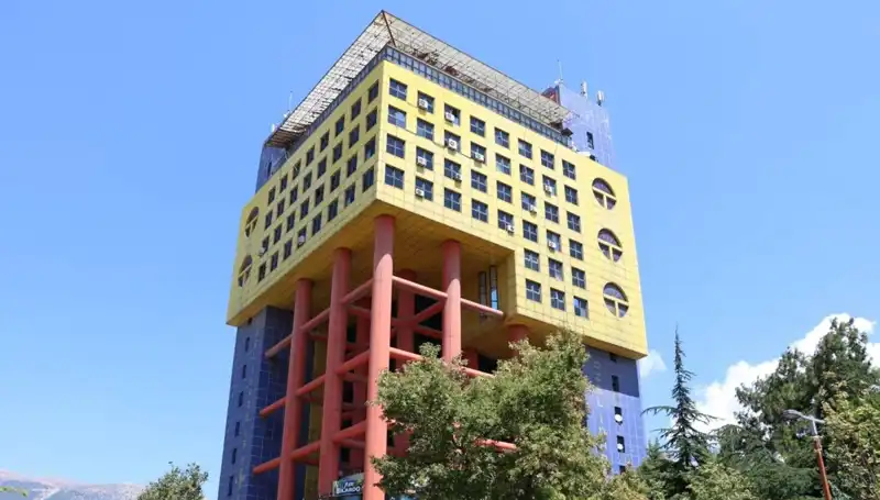 Dünyanın En Saçma Binasının Yerine Başlayan Yeni Proje Dikkat Çekiyor