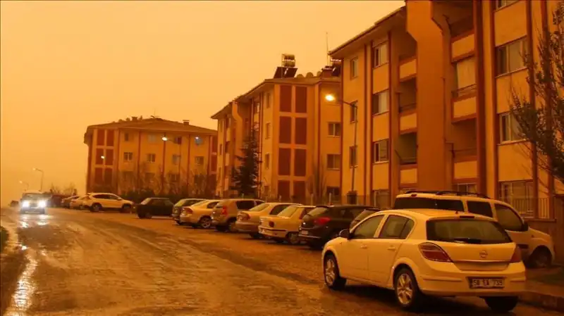 Meteoroloji'den Şok Uyarı: Çöl Tozu ve Sağanak Yağış Bir Arada!