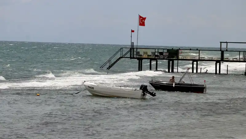 Poyraz’ın Etkisiyle Denizde Tehlike: Giriş Yasağı Geldi!