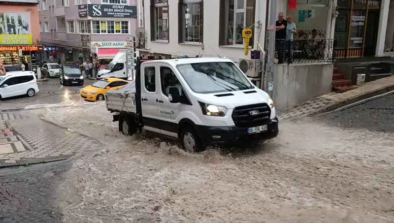 Şiddetli Sağanak Yağışlar: 10 Dakikada Şehirde Su Baskınına Yol Açtı