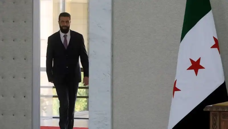 Paris'te Şara-Macron Zirvesi: Fransa'nın Yeni Suriye'ye Destek Stratejisi