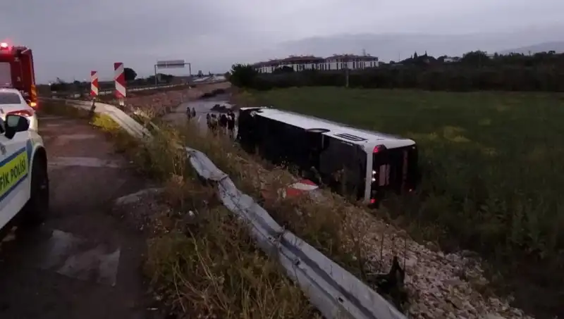 Manisa'da Otobüs Kazası: Yolcuların Hayatını Kayıp Tehlikesi