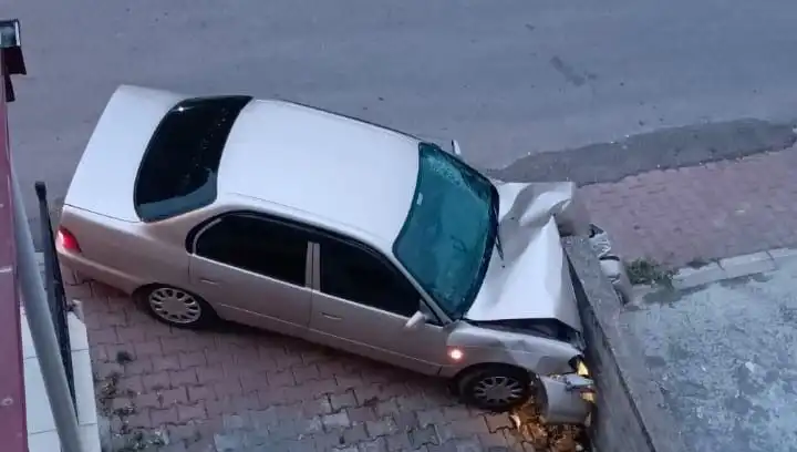 Kontrolü Kaybeden Araç Duvara Çarptı, Kazada Yaralılar Var