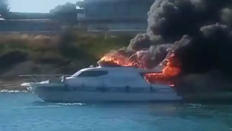 Çeşme Marina'da Meydana Gelen Yangın, Motoryatı Alev Alev Sarmaladı