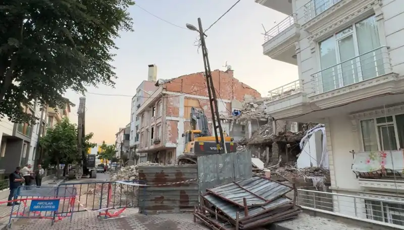 Yıkım Anında Kopan Elektrik Kablosu, İki Sokakta Karanlık Yarattı