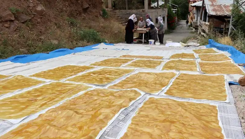 Kış Aylarında Sofralarımızı Şenlendirecek Geleneksel Lezzet: Dev Kazanlarda Odun Ateşiyle Pişiriliyor
