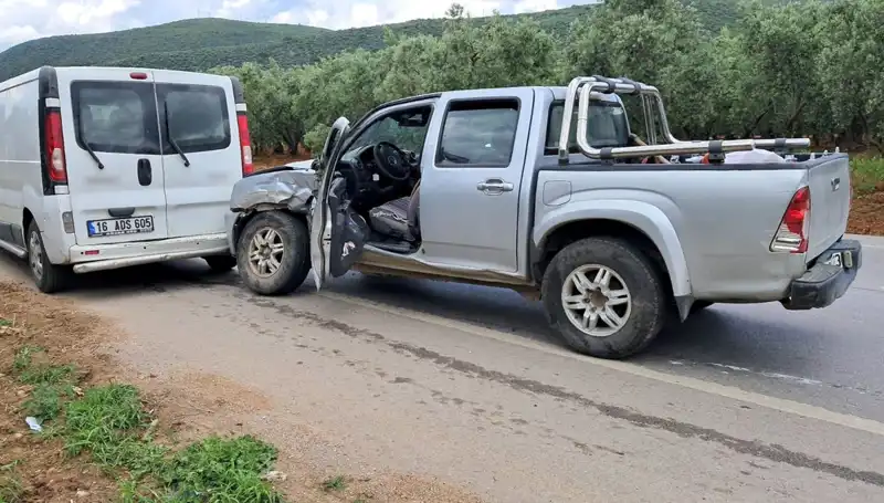 Bursa’da Minibüs ve Kamyonet Çarpıştı: İki Yaralı, Olayın Detayları