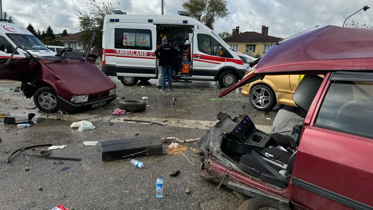 Başlık Bartın’da Şiddetli Kaza: Otomobil İkiye Bölündü